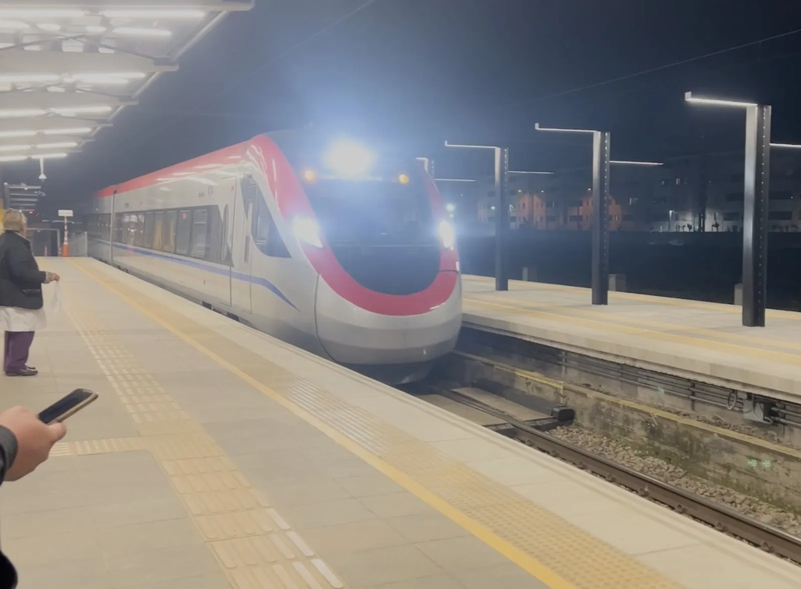 Equipo de NexoVisión a bordo del tren Curicó–Santiago durante la grabación de “La Cultura con Rumizeta”