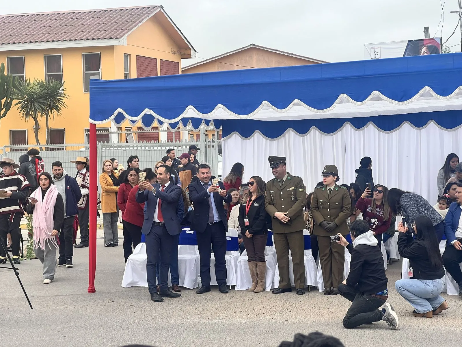 Comunidad educativa y delegaciones invitadas durante el 19.º desfile patriótico del Colegio Cervantes de La Serena